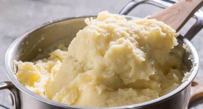 Шелковое, нежное, ароматное, воздушное - и без комочков, не клейкое, не водянистое и не вязкое. И вкусное - даже когда остынет: как приготовить идеальное картофельное пюре, которым можно гордиться.-11