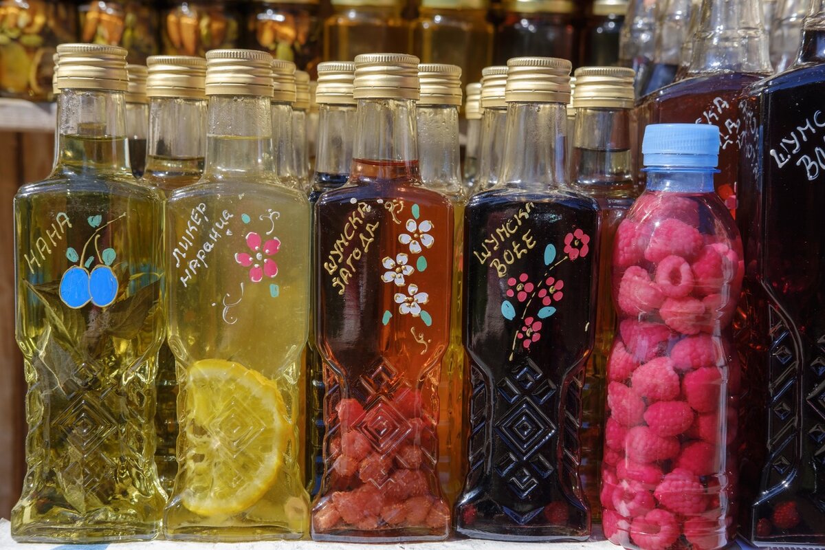 Настойки и наливки делаются быстро из доступных всем компонентов.  Фото: Фото: Martin Siepmann / imagebroker.com / globallookpress.com, Федерал Пресс / Евгений Поторочинgloballookpress.com