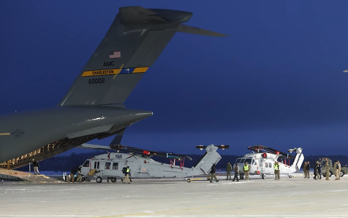 Выгрузка "Черных ястребов" из Boeing C17