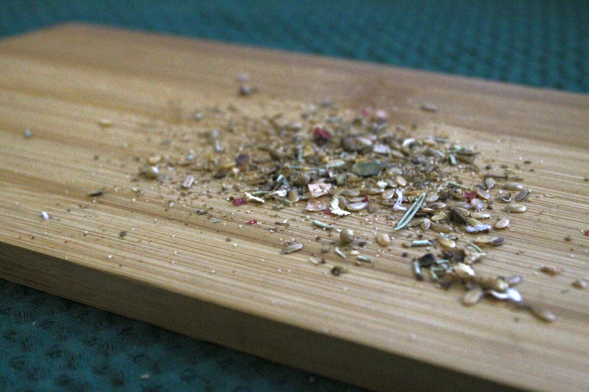 Их так много, разных специй. но они только своим ароматом поделятся. А густым майонез не сделают. Это проверено.