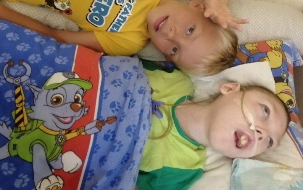 «Сыну врачи давали месяц жизни, а ему скоро 11 лет»: Саше Ижболдину с ...