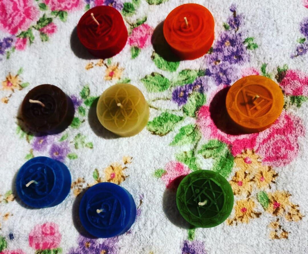 Фото из личного архива автора.  Программные восковые свечи,  для пракачки и очистки чакр. 