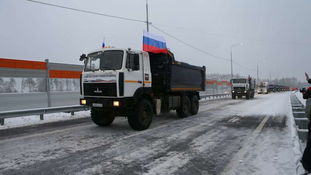    Владимир Путин в режиме видеоконференции дал старт движению по новому участку скоростной федеральной трассы М-12, который был построен в рекордные сроки.