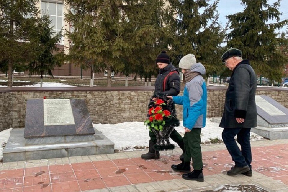     В центре Черемшана установлен небольшой памятник, на котором выгравированы имена погибших в том пожаре. Фото: пресс-служба администрации Черемшанского района