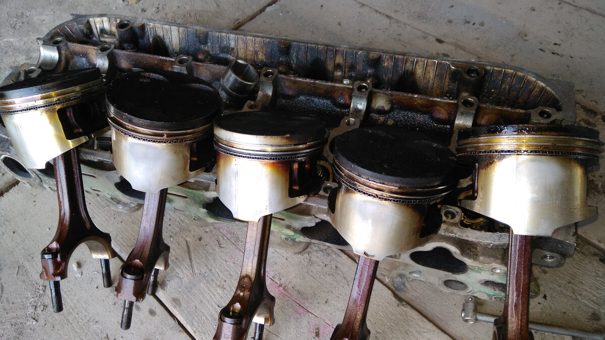 Нагар на поршнях, который забивает дренажные отверстия