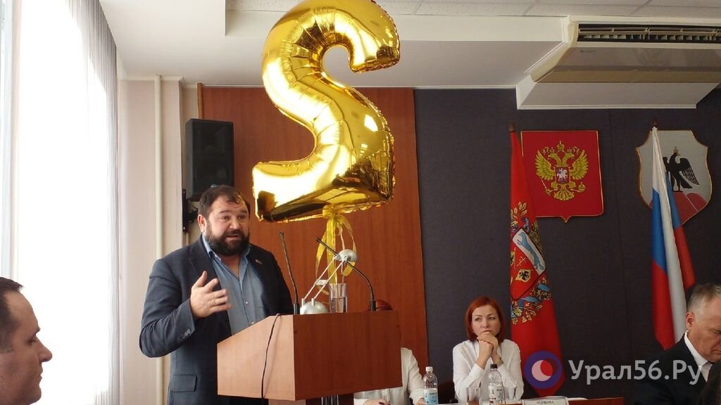    «Шарик украли! Я сейчас полицию вызову…»: Депутат Виталий Омельченко лишился права голоса и воздушной «двойки» на горсовете в Орске