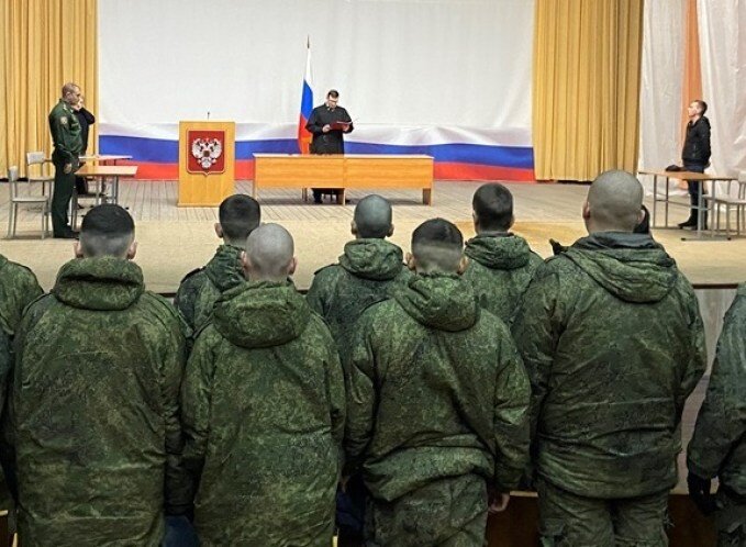   Денису Никитину зачитали приговор в помещении полкового клуба. Фото – Объединенной пресс-службы судов Ростовской области.