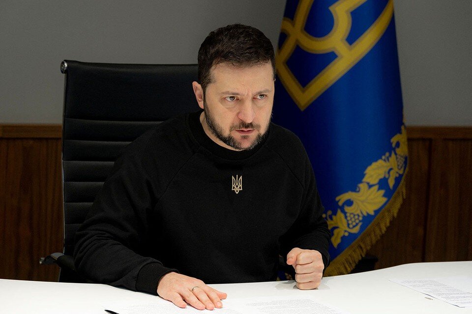     Самое страшное для президента Украины Владимира Зеленского и его команды – это даже не наступление российских войск, а информация.  REUTERS