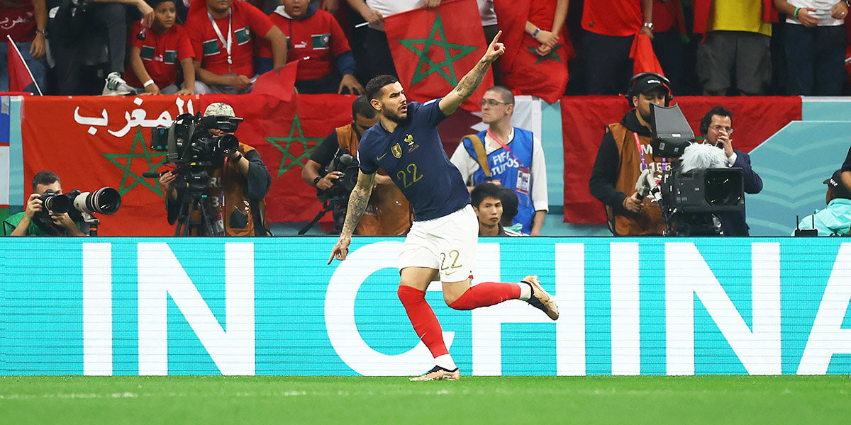 Тео Эрнандес празднует гол