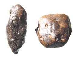 Этот осколок как бы сердолика уже известен множеству читателей Википедии, а благодаря копирайтерам, ещё и большему их количеству. Но сейчас он определяется как кварц, подвергнувшийся воздействию огнём.-33