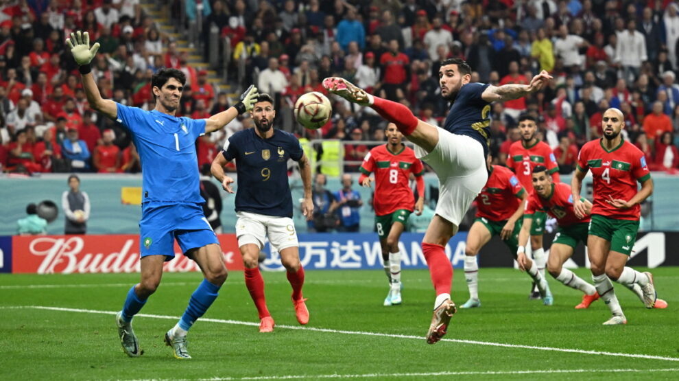    Тео Эрнандес забивает первый гол в матче Марокко — Франция. Фото: Reuters