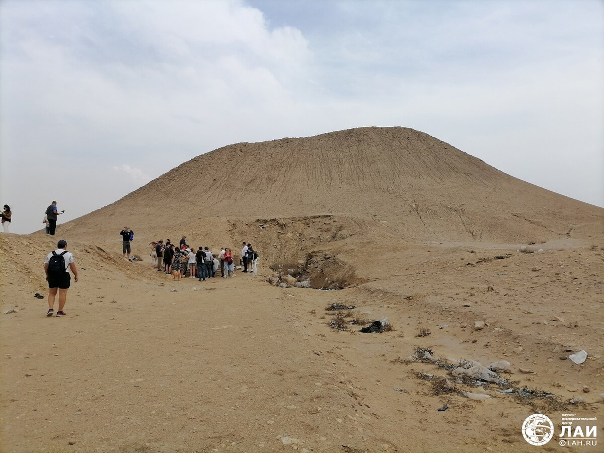 У входа в пирамиду Сенусерта III. Автор фото: Наталья Носова