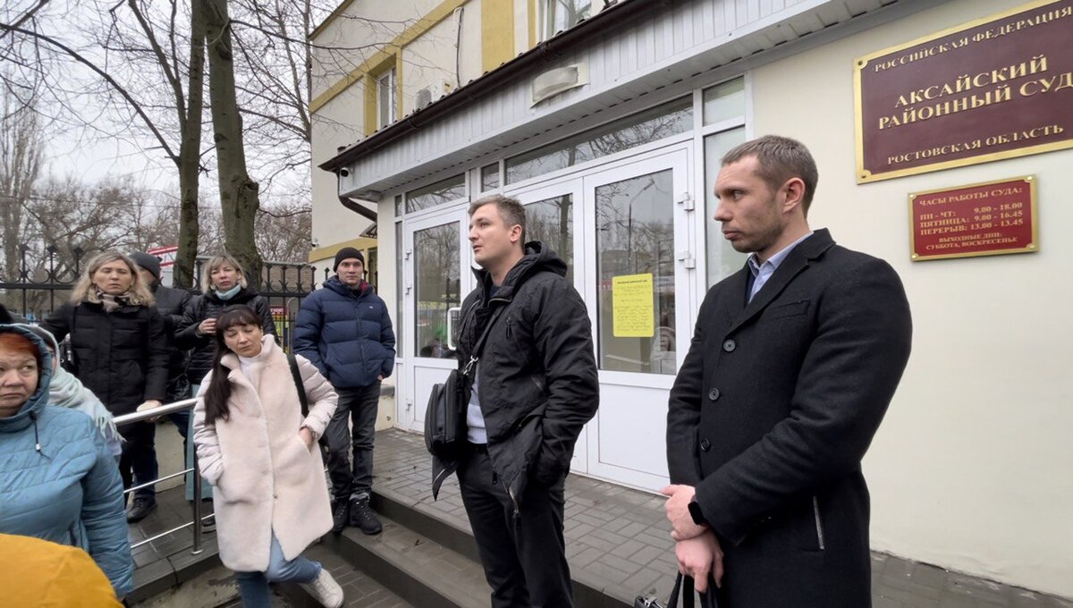 После проигранного суда предприниматели думают, что им делать дальше. Крайний справа - адвокат, представляющий интересы Ассоциации предпринимателей. Второй справа - известный общественник Сергей Третьяков, который вызвался помочь людям. 