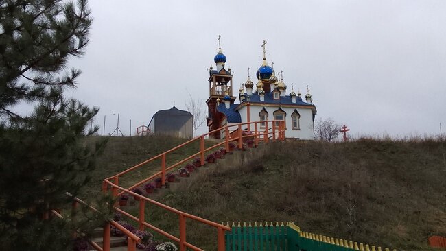  Храм иконы Пресвятой Богородицы «Остробрамская» находится в Ростовской области, хуторе Старозолотовском, в очень живописном месте, на возвышенности правого берега реки Дон.