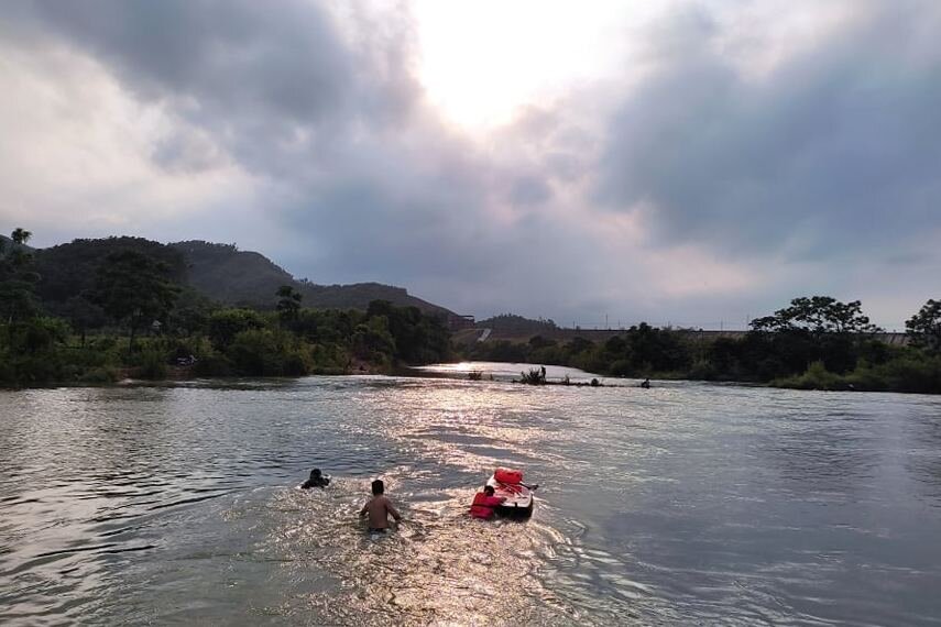 Мы гуляли вдоль берега, слева, причем сразу же надели маски, как только увидели офицеров