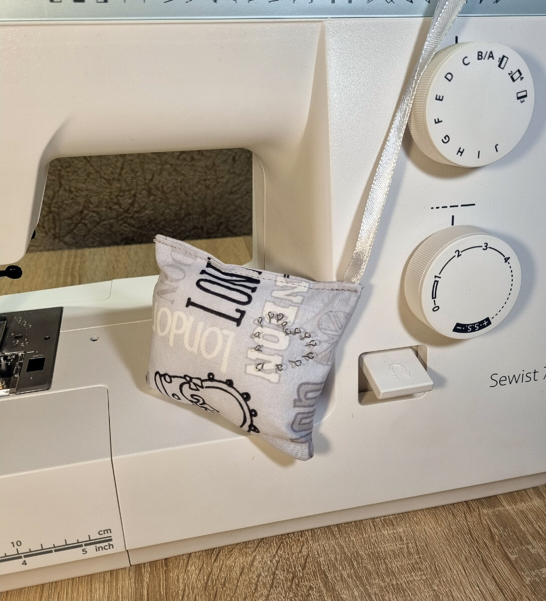 листай дальше--->>  Там видно на что, я подвесила игольницу  ;)