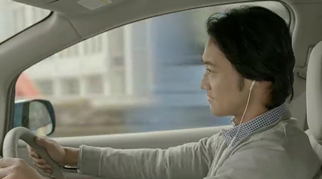 Реклама Сири 2012 года, где слово "Сири" не произносится ни разу!