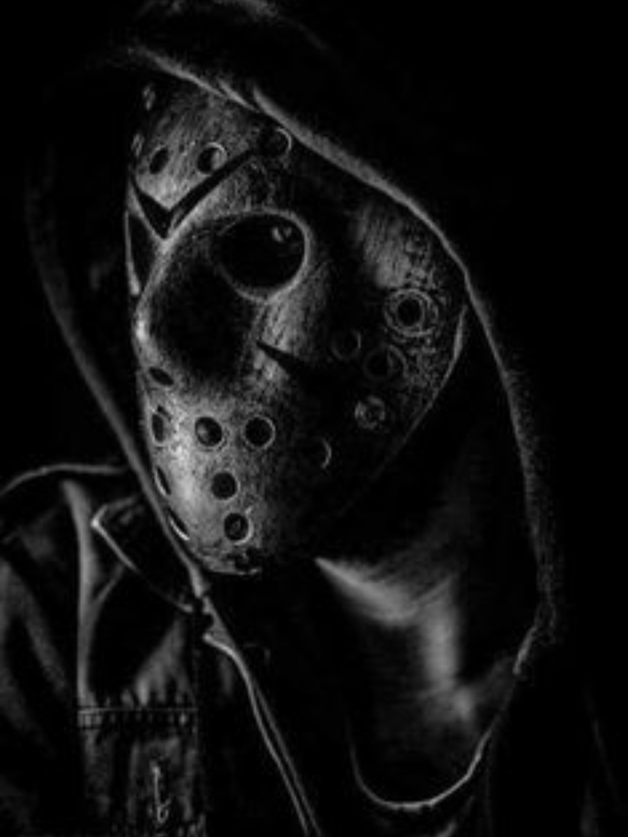 Ужасный случай произошёл  с моей мамой. Местом действия стaла квартира моей сестры, которая былa pазведена и жила с ребенком. Онa иногда уходила в ночную смену и просила маму посидеть с ребенком. В ту ночь мама осталась у них.

Ближе к вечеру, мама уложила ребенка спать в спальне, а сама устроилась на диване в большой комнате. Проснулась она уже когда начало чуть светать от того, что кто-то обхватил ее сзади и начал сдавливать, словно очень тугой корсет, не давая дышать. Настоящий ужас охватил ее когда мама открыла глаза и увидела у себя на груди чьи-то руки, сцепленные в замок: покрытые редкой шерстью, жилистые, с длинными пальцами. Мама уверена, что принадлежали они явно НЕ ЧЕЛОВЕКУ.

Сложно представить, как бешено заколотилось сердце у мамы. Она начала читать молитвы, но получалось это неуверенно и сбивчиво. Атмосфера совсем не располагала. Затем она начала читать уже громко в голос. Внезапно, то НЕЧТО, что было за ее спиной зашевелилось и начало ослабевать хватку. После совсем отпустило, перелезло через нее, спрыгнуло с дивана и ушло в другую комнату.

Через зеркало в шкафу, она смогла увидеть коридор, по которому проходило это существо. Низкорослая фигура с яйцевидной головой, оно больше походило как какого-то уродливого карлика из страшных кошмаров. Оно переваливалось с ноги на ногу словно пингвин, неуклюже ступая на паркет своими конечностями.

Конечно, после этого случая квартиру поменяли.