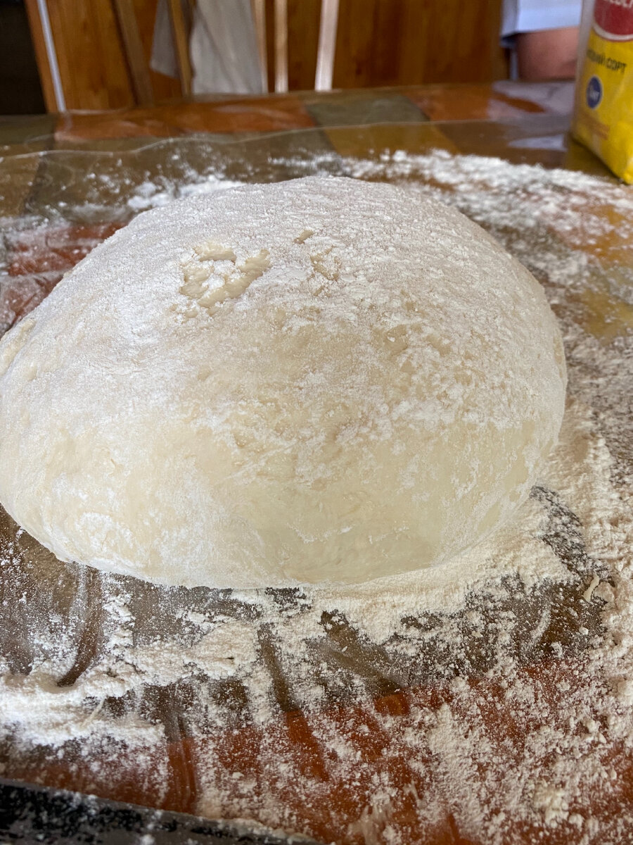 После того, как тесто поднялось, нужно присыпать стол мукой и ещё раз его помесить