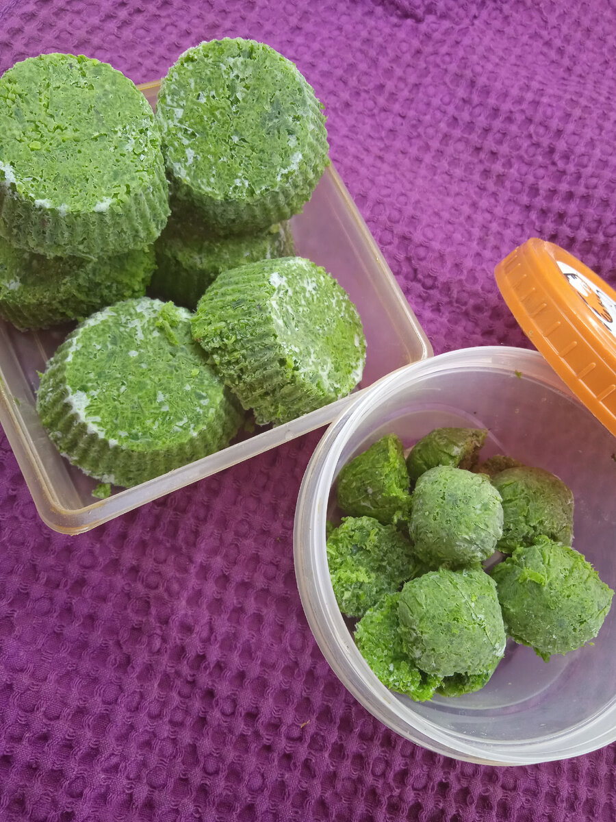 Замороженные кубики на хранение переложила в контейнеры, чтобы минимизировать ароматы