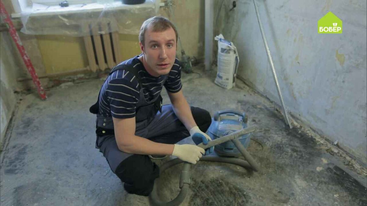 Установите в пылесос узкую насадку и удалите пыль с поверхности, чтобы смесь лучше сцепилась с основанием.