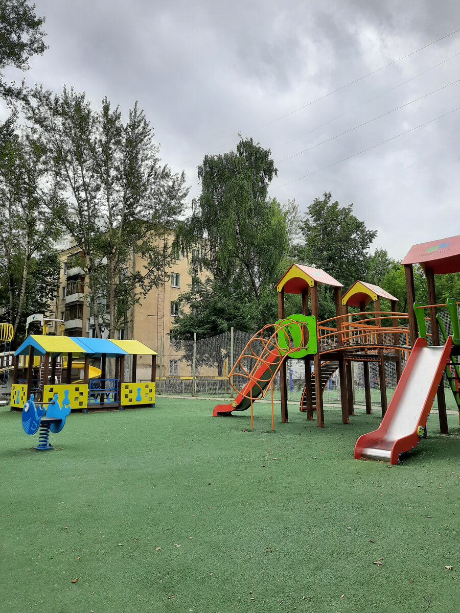 Одна из детских площадок, где мы гуляем. Фото автора