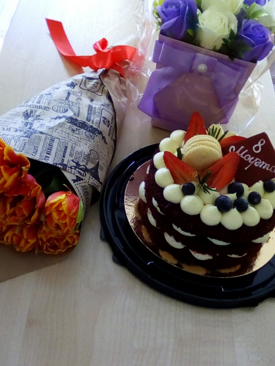 это нас родители детей на 8 марта поздравили. торт очень вкусный! очень похож на красный бархат.