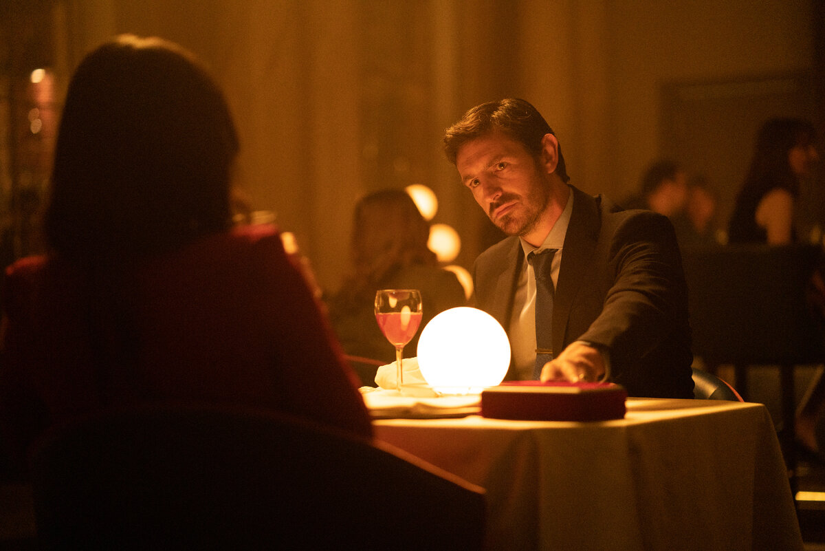 Встреча в ресторане по случаю годовщины. Кадр из фильма "В западне".