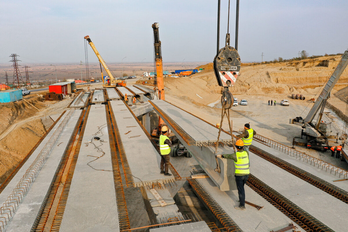 Ремонт кровли. Прокладка трубопровода. Самые масштабные строительства. Ремонт дороги россия. Реконструкция автомобильной дороги.