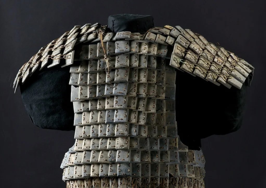 доспехи из картона. картонные доспехи. рыцарь из картона. доспехи из бумаги. доспехи из бумаги.