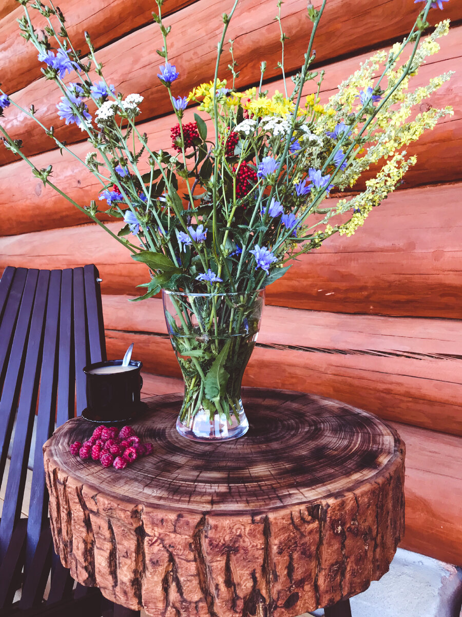 Кофейный или журнальный столик. 