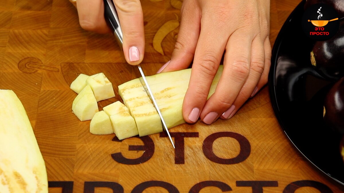 Фото можно листать влево