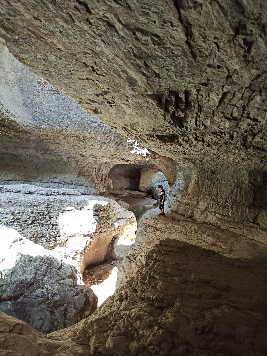 В подземной пещере.