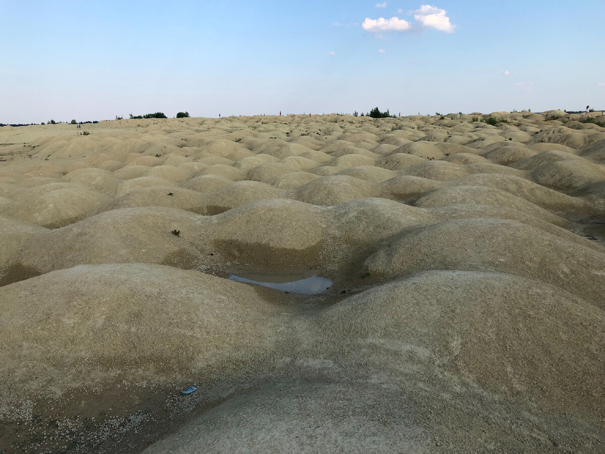 Как только поднимаешься на карьер - перед глазами открывается такой вид🏖