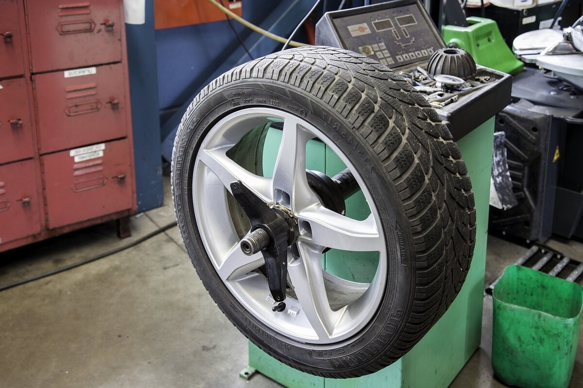 Стенд для балансировки сборных колёс легковых автомобилей.