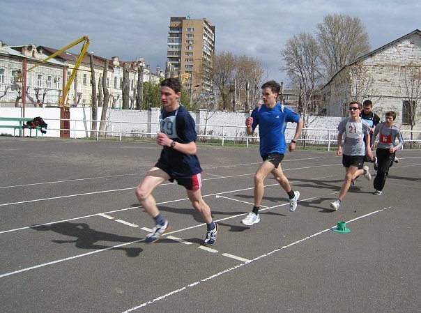 Бегуны на короткие дистанции. Кросс по пересеченной местности гто. Нормативы для студентов. План тренировок для бега на 1 км. Сдавал 3 км.