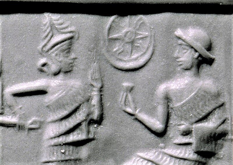 Шумерское изображение царя Иби-Суэна с символом полумесяца и звезды.