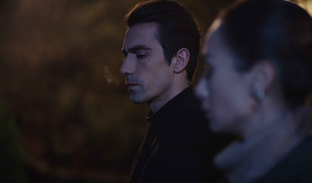 "Мы не должны любить" -  чувственная песня о любви из сериала "Черно-белая любовь" звучит в исполнении турецкой певицы Сена Шенер.