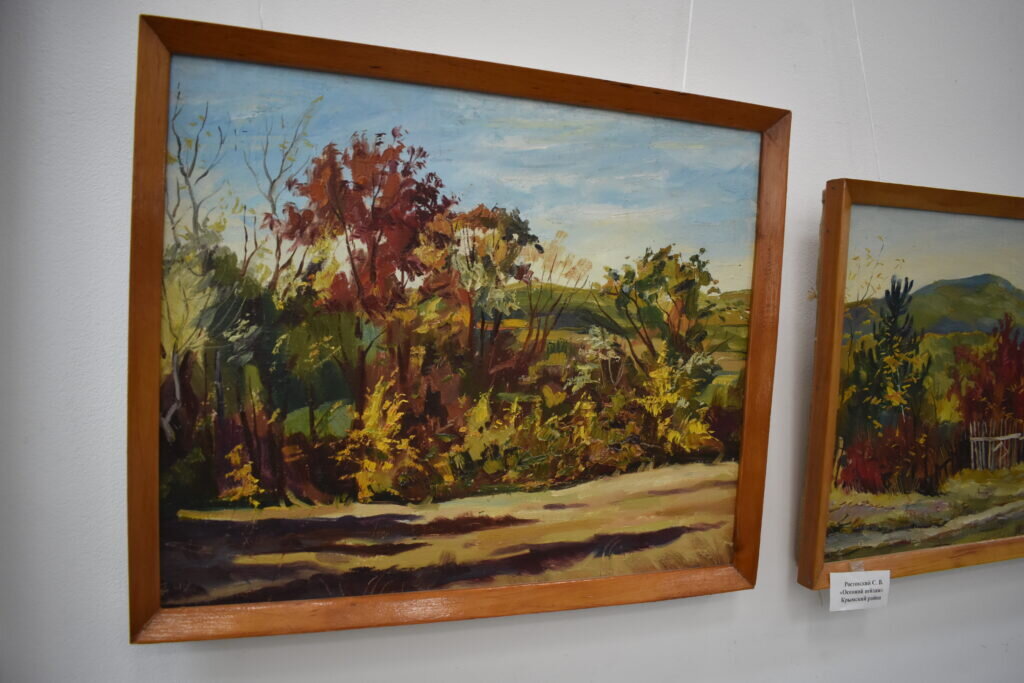 В Крымском краеведческом музее открылась выставка картин научного сотрудника учреждения Сергея Ростовского «Сквозь призму творчества». 
