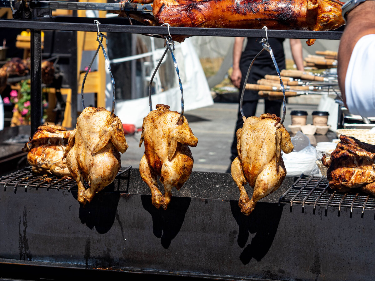 Вы вряд ли ожидали увидеть подобные фото, когда кликали на статью...просто мы высадились в центре Екатеринбурга, а в этот день был барбекю-фестиваль. У меня тут не классический дзен-тревел-блог (обзор жрален и пляжей), но жаль, если эти фактурные фото пропадут