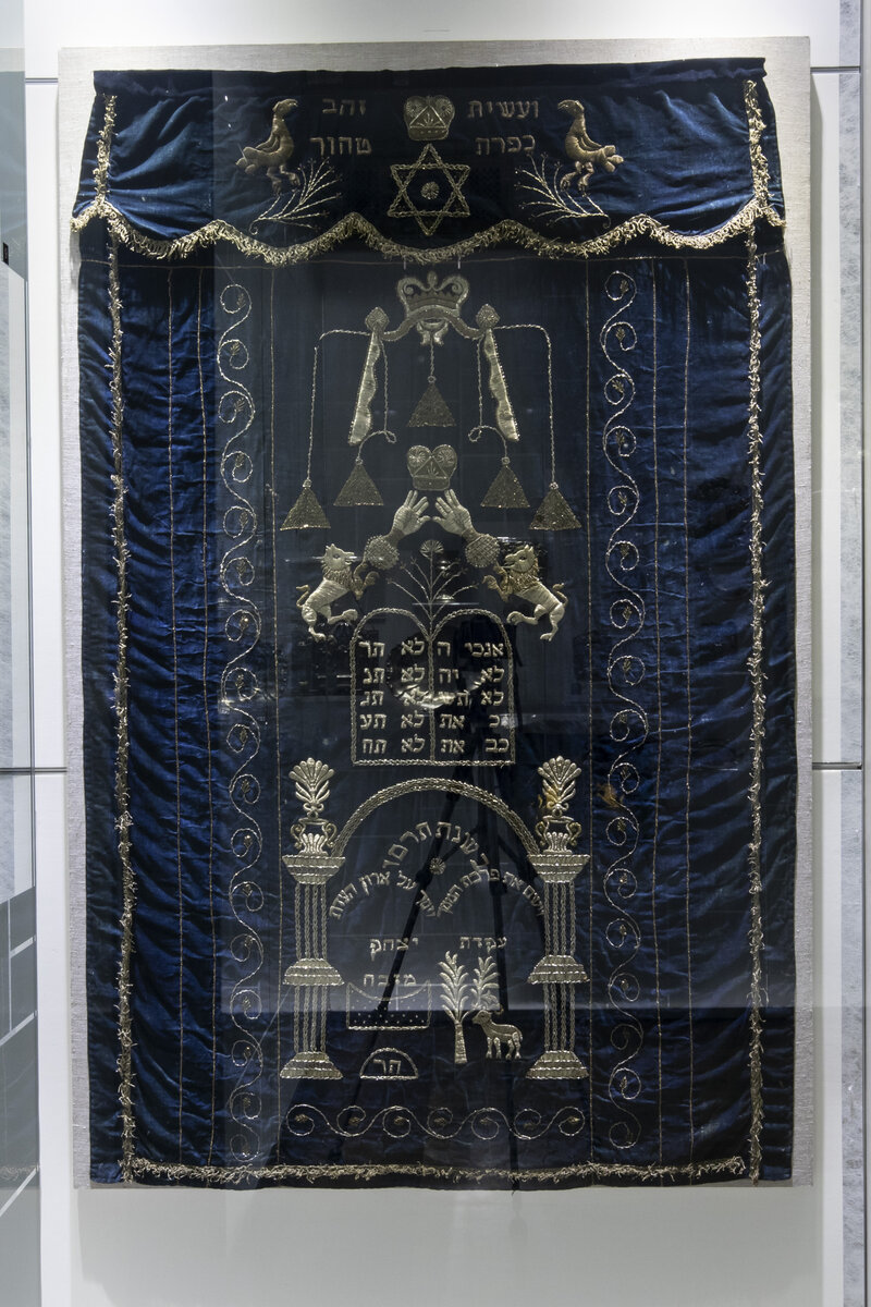 Парохет. Бердичев (?), 1906 г. Бархат, золотая нить, канитель, тесьма, бумага; шитье
