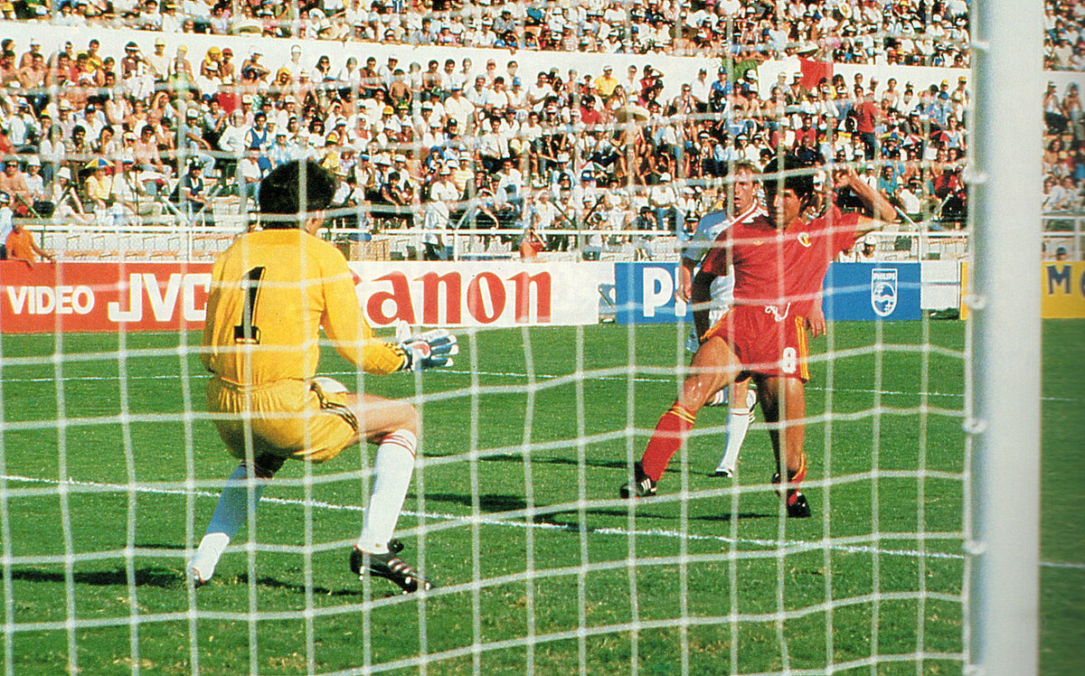 Бельгия-СССР. Бельгиец Шифо сравнивает счет - 1:1. 