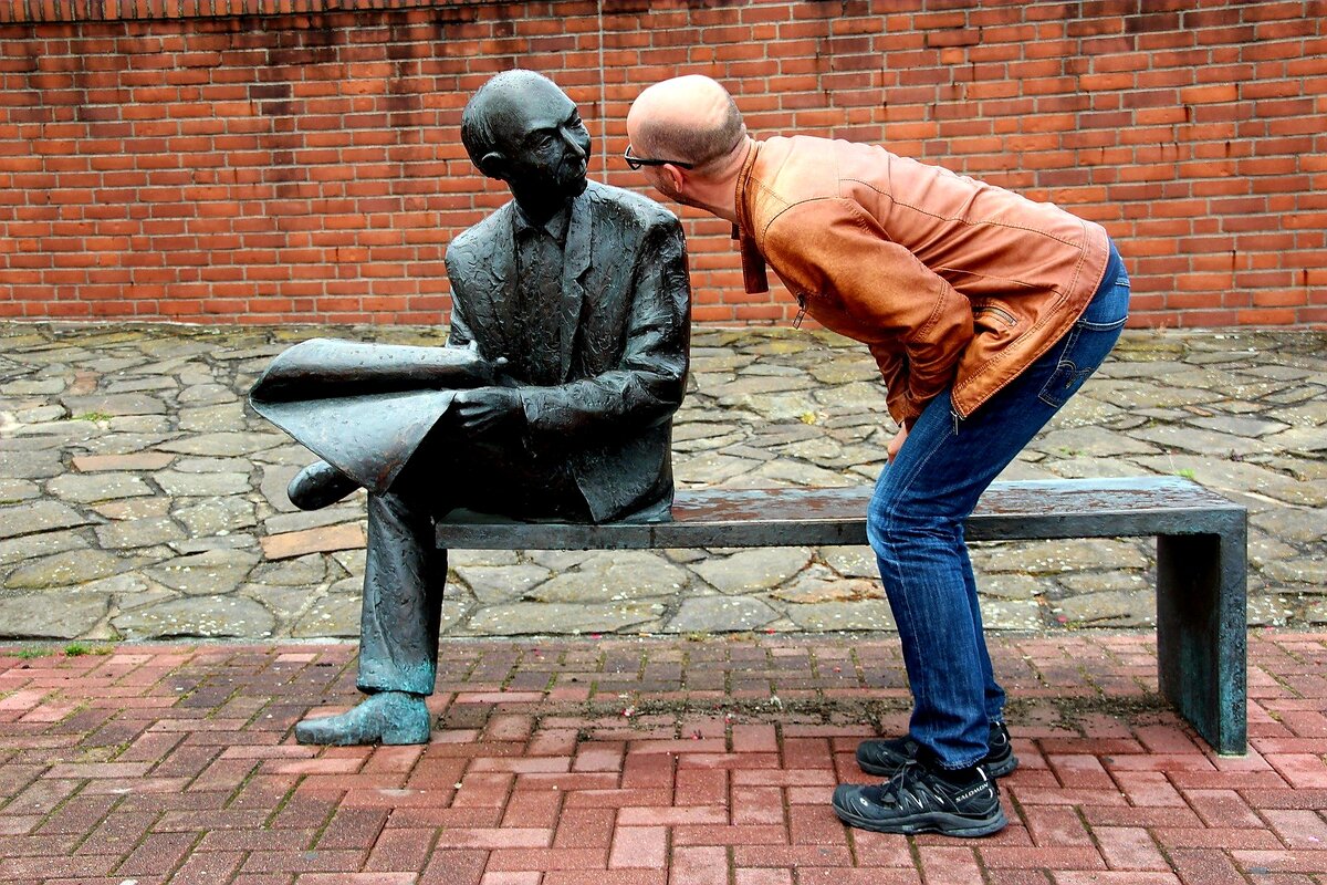 Старый!? Ты может ошибаешься?...