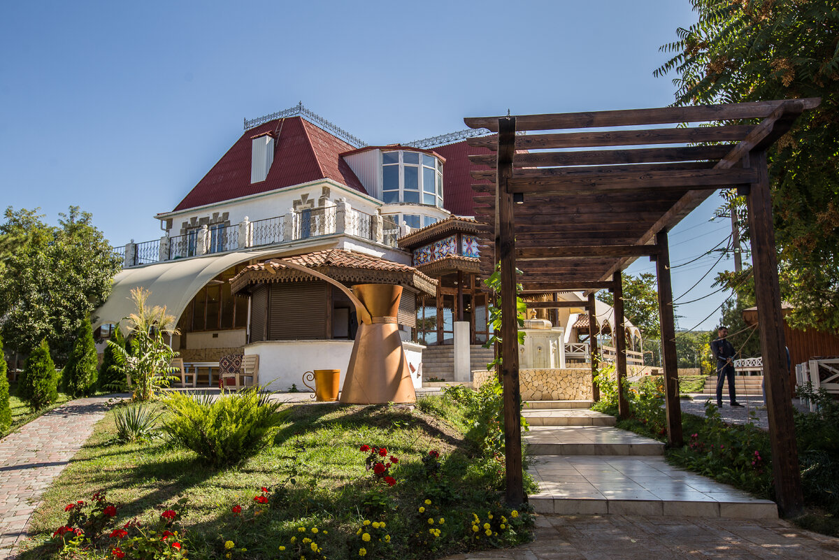 Соколиное бахчисарай. Бахчисарай крым. Усадьба эски кермен. Озеро финарос бахчисарайский район крым. Бахчисарай усадьба эски кермен.