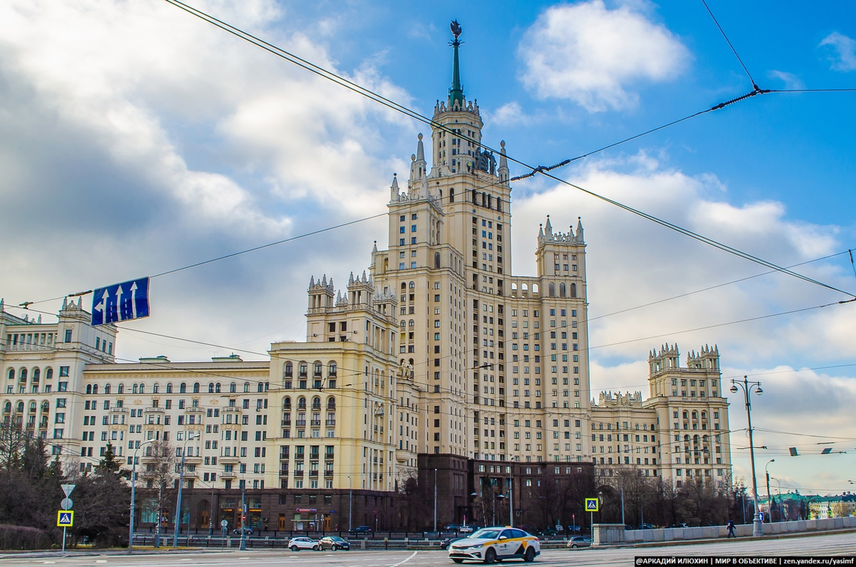 Московский государственный университет имени ломоносова 1755. Москва-сити и сталинские высотки. Здание мгу сталинская высотка. Семь сестер высотки москвы. Сталинские высотки в москве.