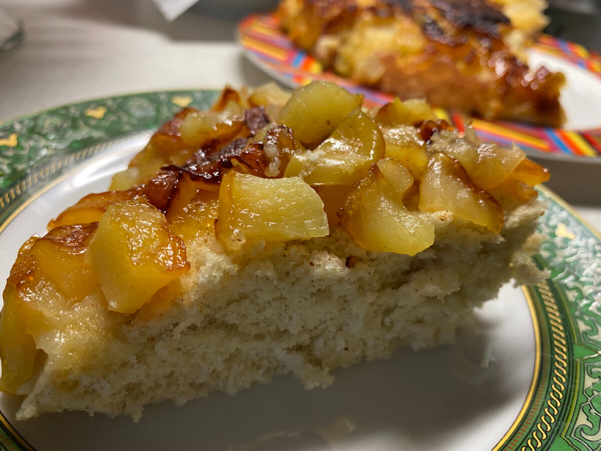 Шарлотка с яблоками простой рецепт на сковороде. Шарлотка с яблоками на сковороде. Яблочный пирог на сковороде за 15 минут. Шарлотка с яблоками рецепт на сковороде. Шарлотка с карамелизированными яблоками рецепт.