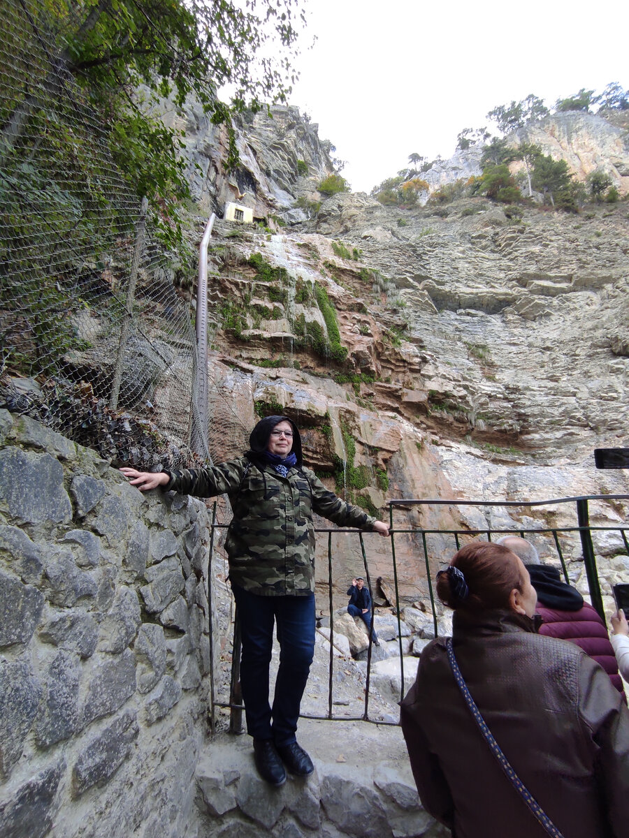 Туристов, как всегда, много, привозят группами. Воды сейчас совсем мало, многие расстраиваются, что обманулись в своих ожиданиях