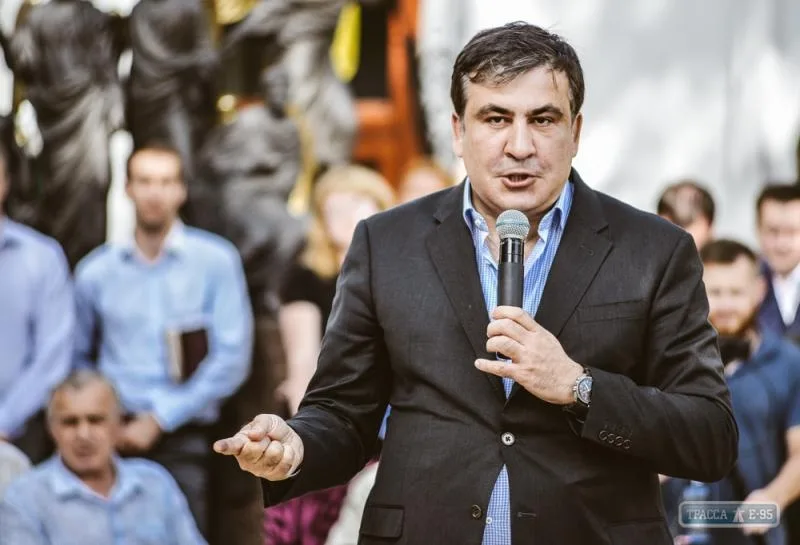 Вторая пуговица на пиджаке Мишико только за голодовку! 