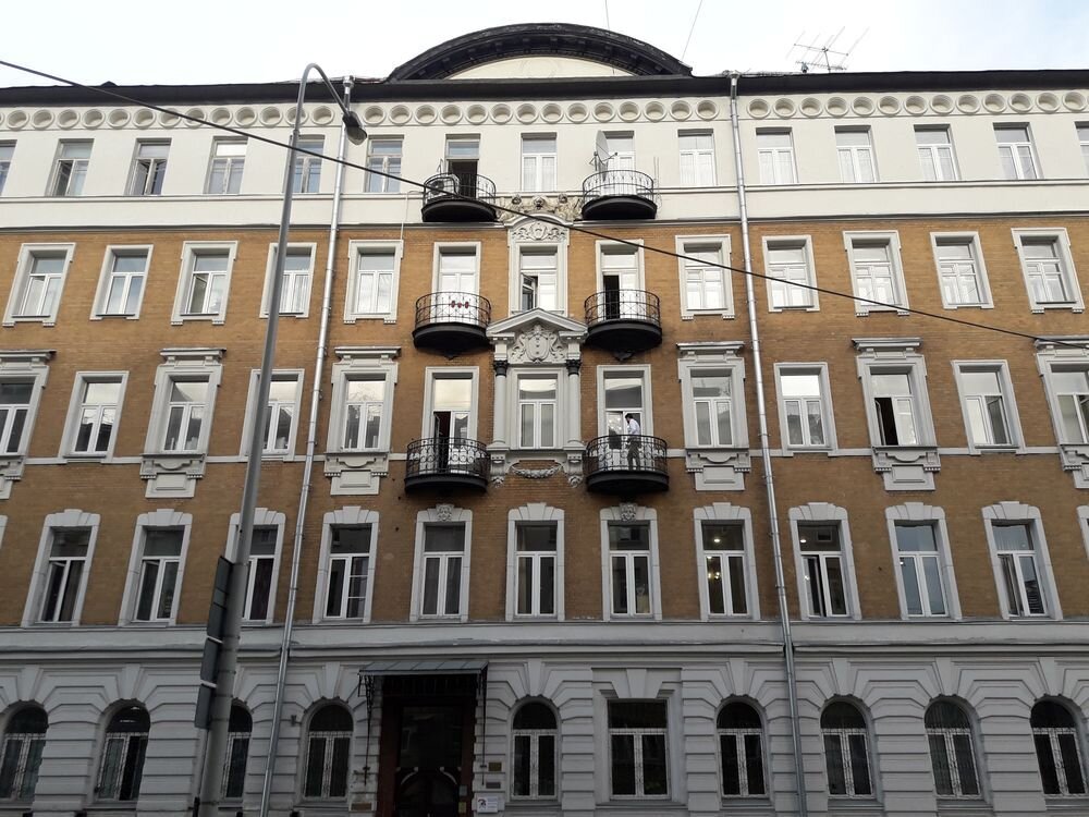 Дом страхового общества "Россия" со стороны Милютинского переулка. Фотография автора