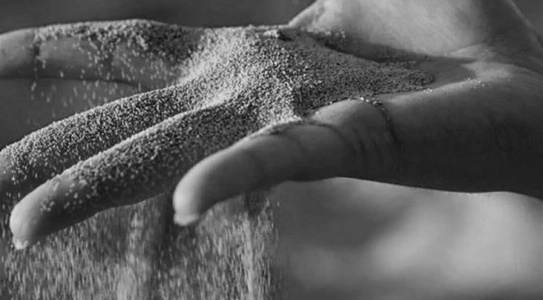 Сыплется. Песок сквозь пальцы. Песок сквозь ладони. Песок в ладони. Песок в руках.